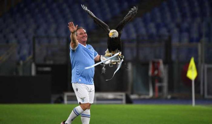 Saluto romano del falconiere della Lazio, la comunità ebraica: "Via i fascisti dagli stadi"