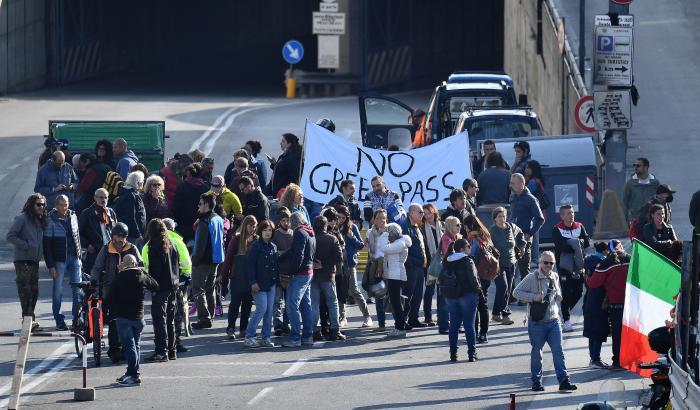 Proteste "no Green Pass" al porto di Genova