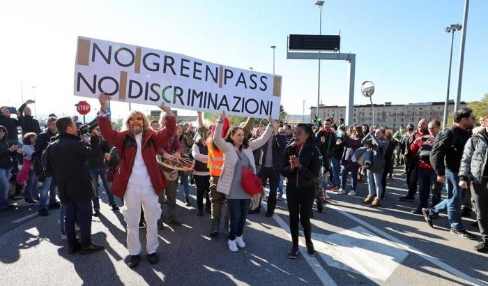 A Trieste fogli di via contro manifestanti no green pass: 8 sono fascisti di CasaPound