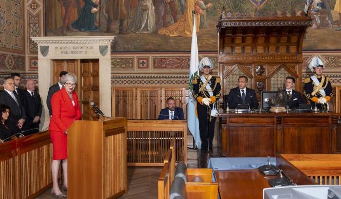 Theresa May riceva a San Marino l'onorificenza di Cavaliere di Gran Croce