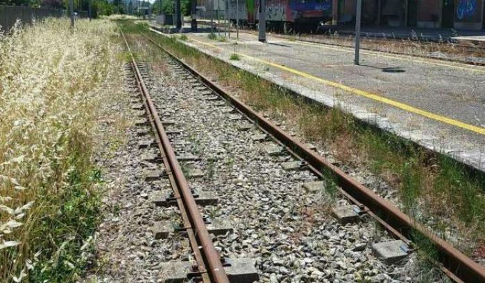 Travolta da un treno in corsa nel Barese: muore 16enne