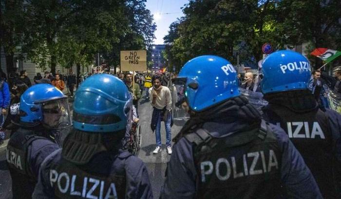 Sempre più violenti tra i no green pass: a Milano aggredita la troupe del Tg5