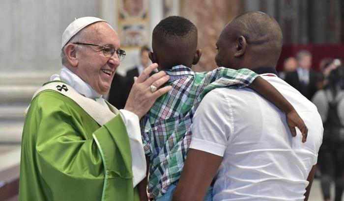 Il Papa difende i migranti: 