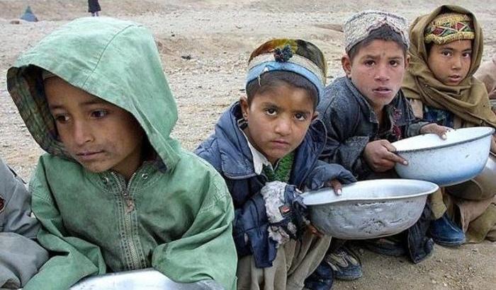 Bambini affamati in Afghanistan