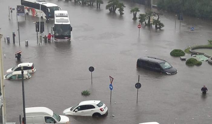 Maltempo, Catania è sott'acqua: strade allagate, c'è anche una vittima
