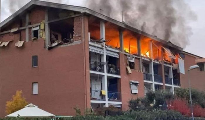 Incendio colpisce una palazzina nel Torinese: dopo il crollo una vittima ma nessun disperso