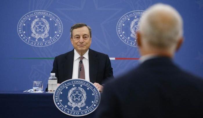 Draghi presenta la nuova legge di bilancio: nella manovra ci sono 12 miliardi per tagliare le tasse