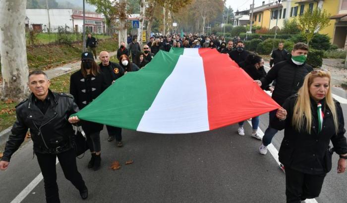 I fascisti sfilano a Predappio mentre l'apologia di fascismo è protetta dalla polizia