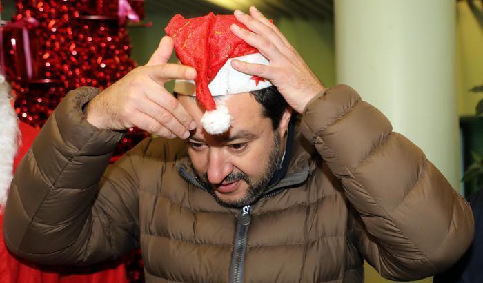 Salvini si (ri) traveste da cristiano e rilancia il tormentone sul Natale e famiglia tradizionale