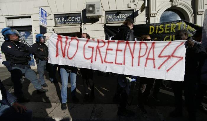 I focolai covid non sono bastati: nuove proteste no green pass (senza mascherina)