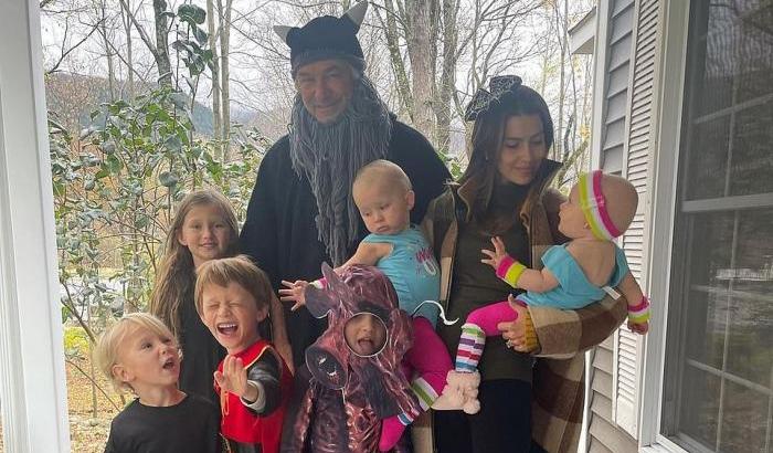 Baldwin festeggia Halloween con i figli. La moglie: "Fare i genitori in questo momento è complicato"