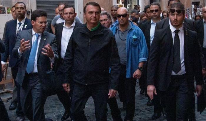 Bolsonaro fascista anche a Roma: i suoi gorilla picchiano un giornalista che faceva domande scomode