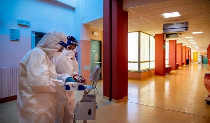 Covid: balzo di ricoveri in terapia intensiva e altri 20 decessi