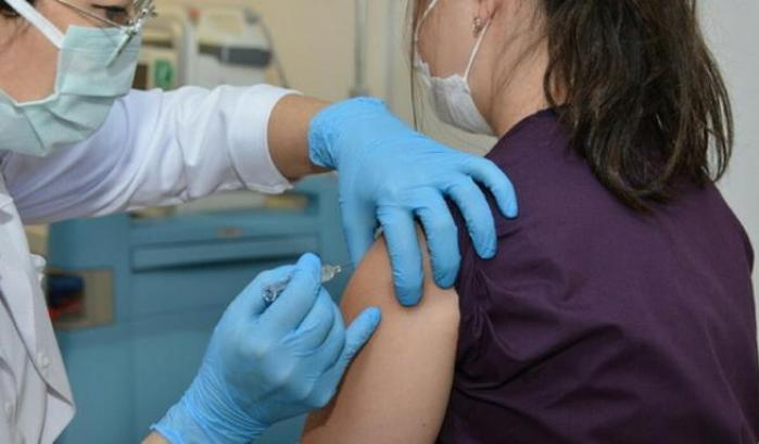 Remuzzi dà il benestare per il vaccino agli under 12: "Benefici maggiori dei rischi"