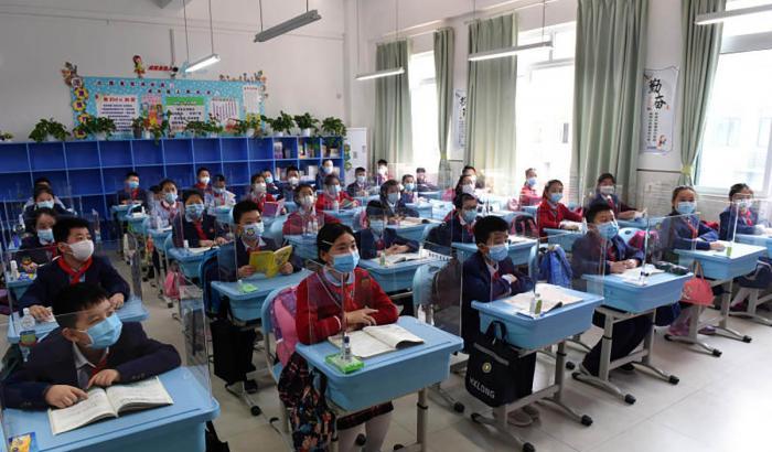 Il totalitarismo cinese, insegnante positiva al Covid: alunni trattenuti a scuola anche di notte