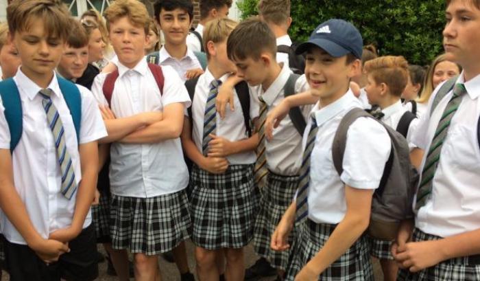 A Edimburgo una scuola chiede agli studenti maschi di indossare la gonna 