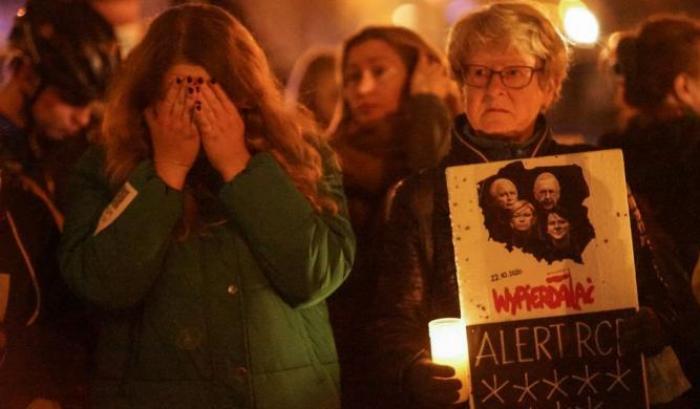 Una veglia per la donna morta due giorni fa in Polonia
