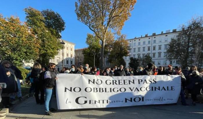 A Trieste scalmanati no green pass tentano di ostacolare la cronaca dell'inviata di RaiNews24