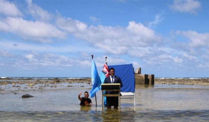Cop26, da Tuvalu (Polinesia) l'appello del ministro con le gambe in acqua: "Qui affoghiamo"