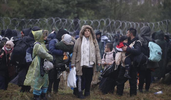 Militari bielorussi aggirano il confine polacco: trasferiti in Lituania 500 migranti