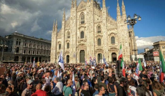 Proteste dei no green pass in piazza Duomo