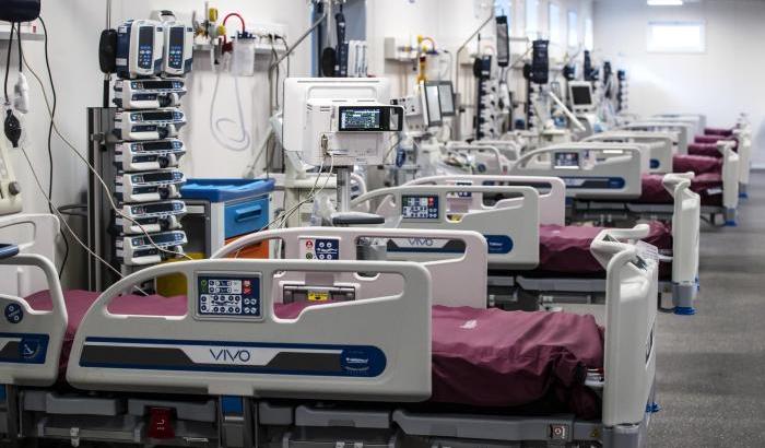 Allerta in Germania, ospedali senza personale. Merkel: "Contagi mai così alti"