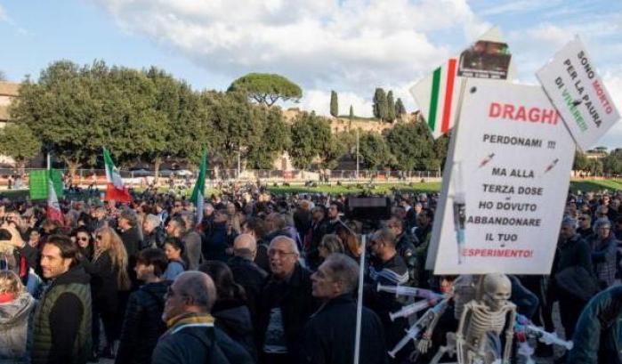Alla manifestazione no-vax di Roma vanno solo quattro gatti e due fascisti