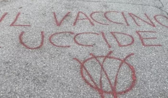 Scritte no-vax davanti alla Ausl di Parma, l'ira di Pizzarotti: "Beceri e ignoranti"