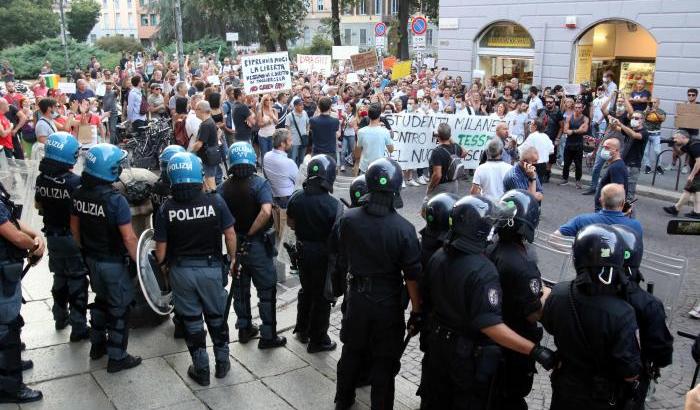 La polizia presidia al corteo dei no vax a Milano