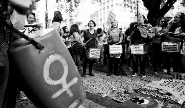 Le ragazze belghe si mobilitano contro le violenze sessuali: protesta nei bar della movida