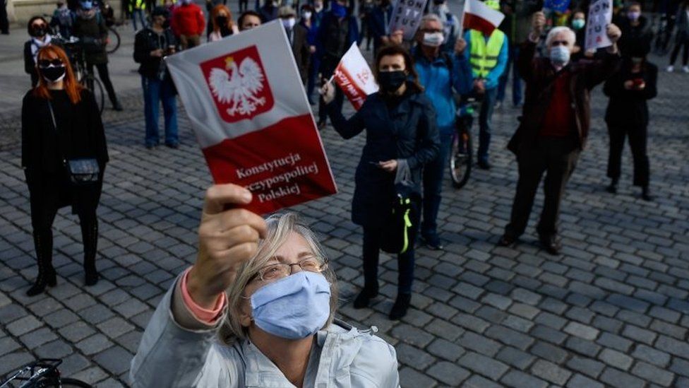 Quarta ondata Covid, la Polonia corre ai ripari: quarantena per chi arriva da paesi extra-Ue