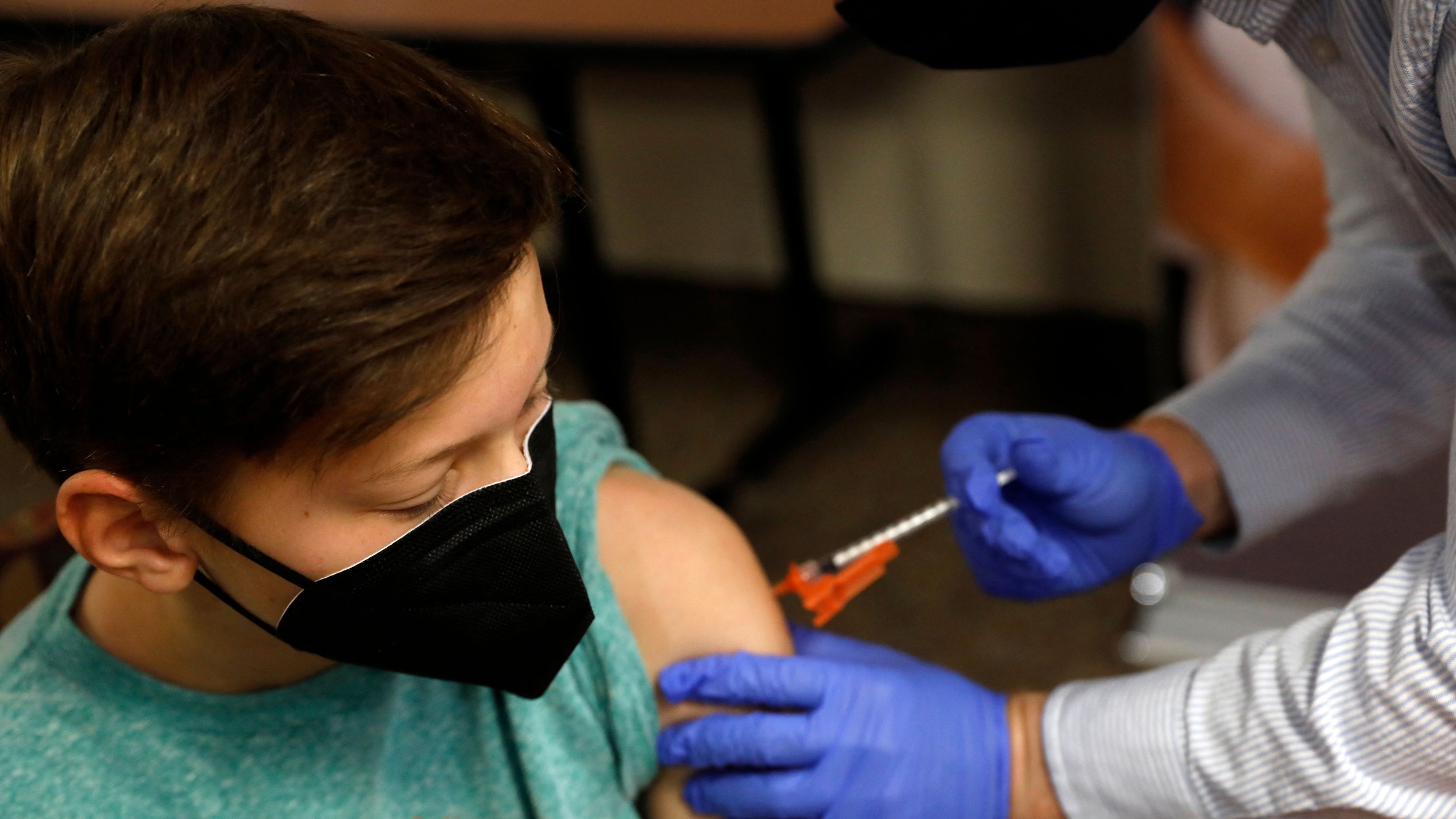 Il virologo Menichetti: "Non solo terze dosi, è il momento di vaccinare i bambini"