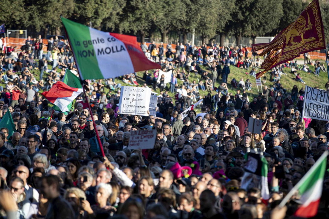 Da Milano a Vienna, i No vax di nuovo in piazza. E in Italia le questure non sono state avvisate