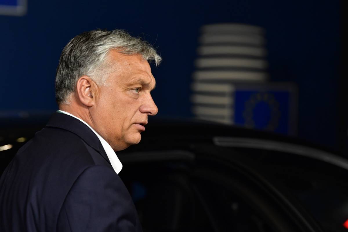 Ucraina, Orban contro l'embargo al gas russo: "Sarebbe un disastro per l'Europa"