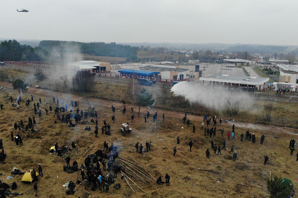 I bielorussi sgomberano un campo migranti al confine e aprono un centro logistico