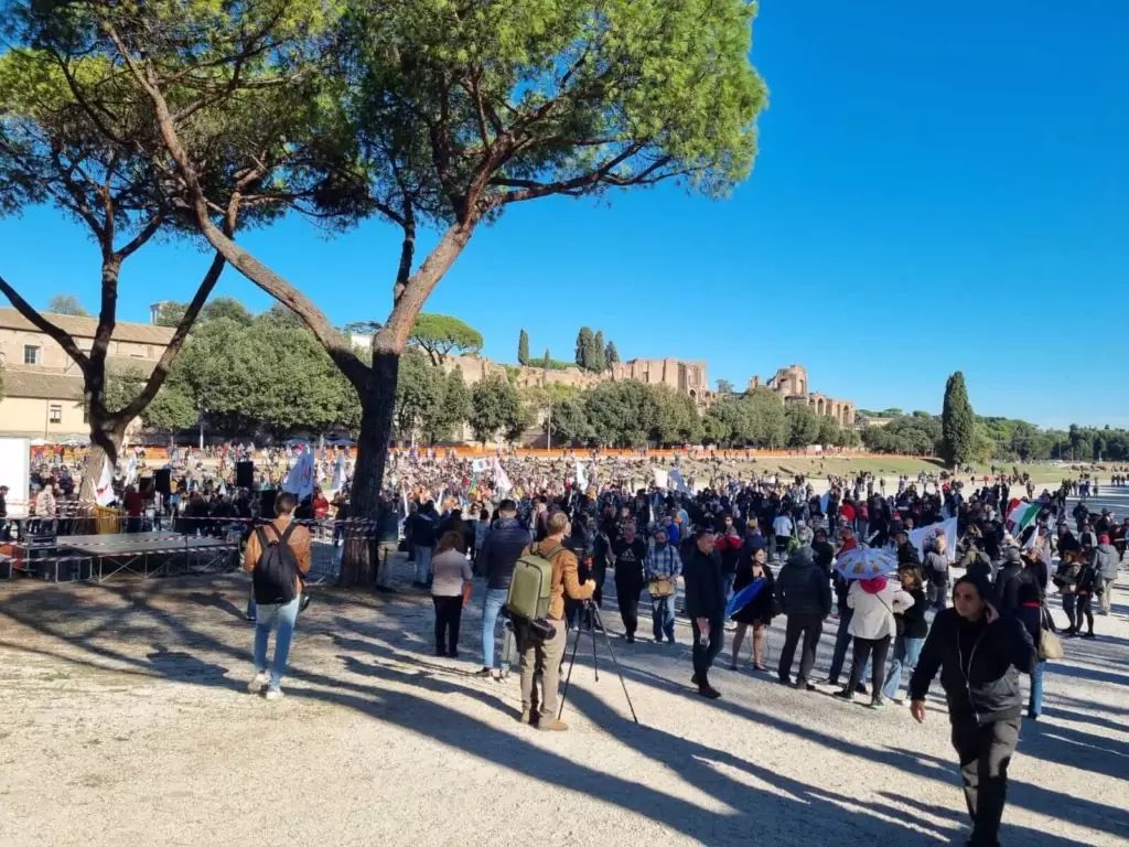 Sit-in no vax al Circo Massimo: in tremila hanno sfilato senza mascherine