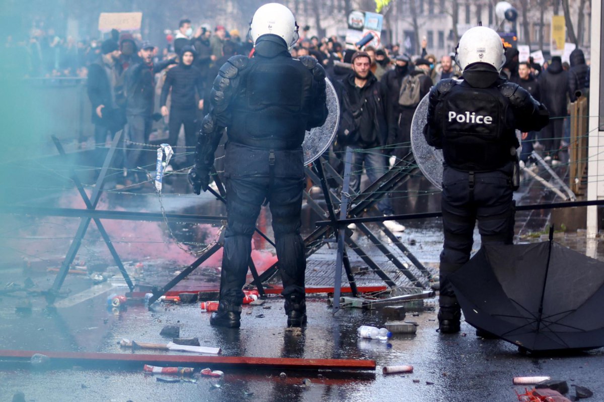 I fascisti no-vax incappucciati provocano il caos a Bruxelles