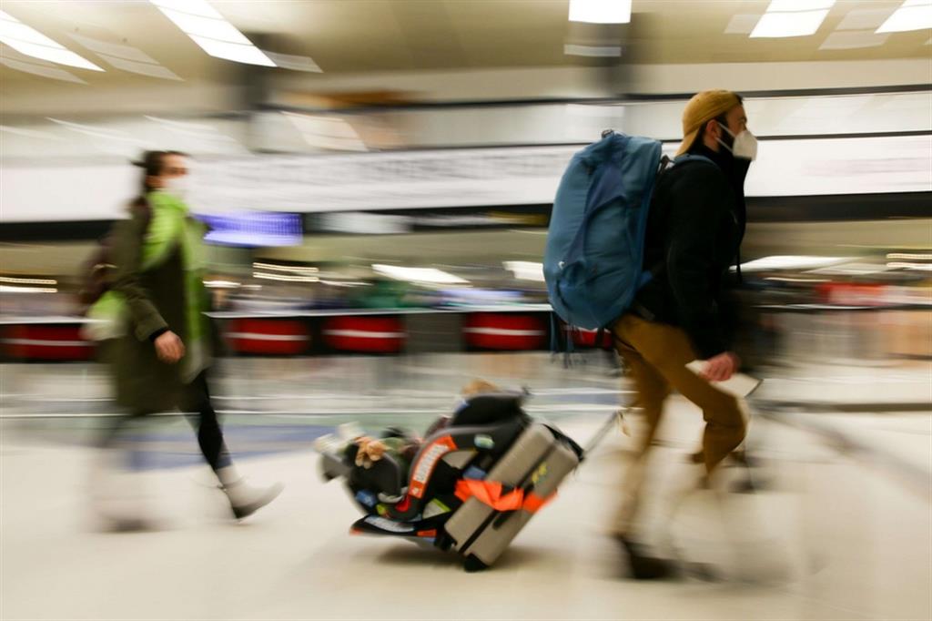 Sale l'allerta in Europa: sbarcano ad Amsterdam 61 passeggeri positivi su un volo dal Sudafrica
