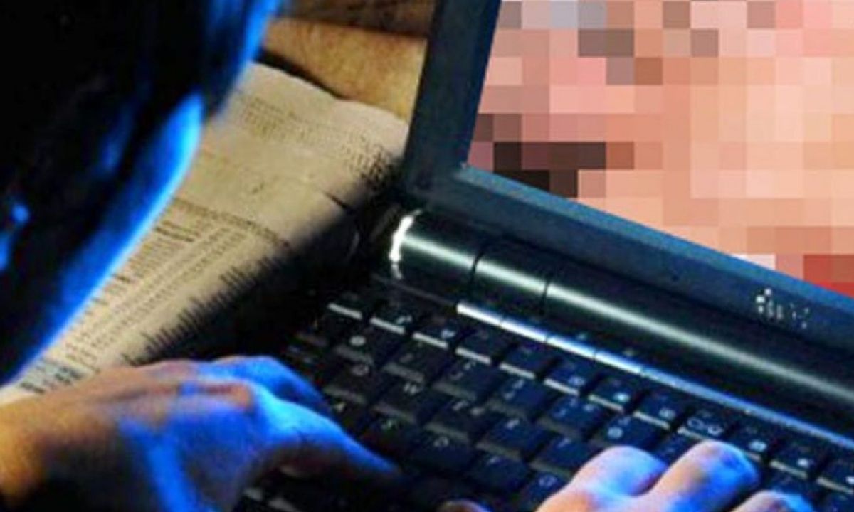 Pedopornografia, arrestato in flagranza un pubblicitario di 33 anni: nel pc oltre 80mila file