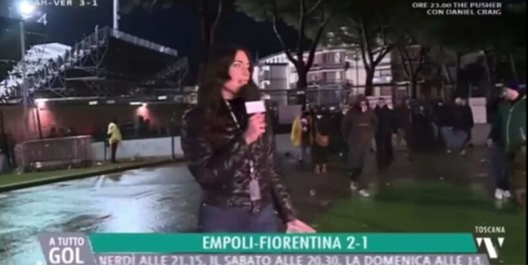 La giornalista viene molestata in diretta ma il conduttore minimizza: "Non prendertela"