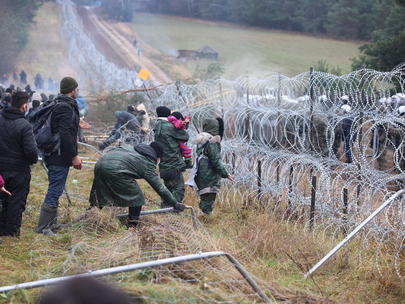 La Bielorussia annuncia: "100 migranti sono stati rimpatriati"