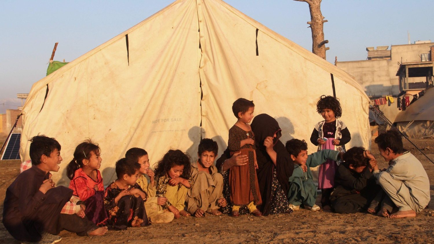 Aumentano in Afghanistan i bambini venduti dalle famiglie in cambio di cibo