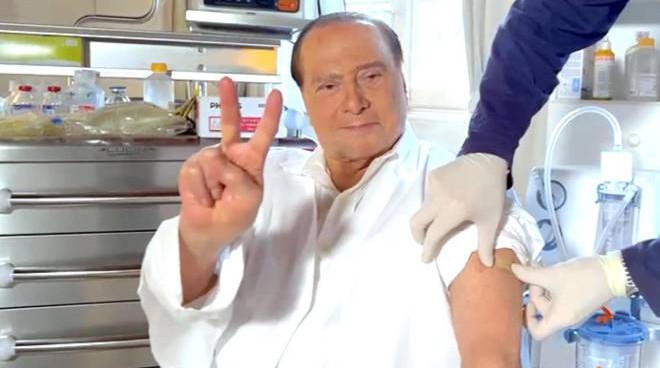 Silvio Berlusconi ha ricevuto la terza dose di vaccino: "Ora tocca a voi"