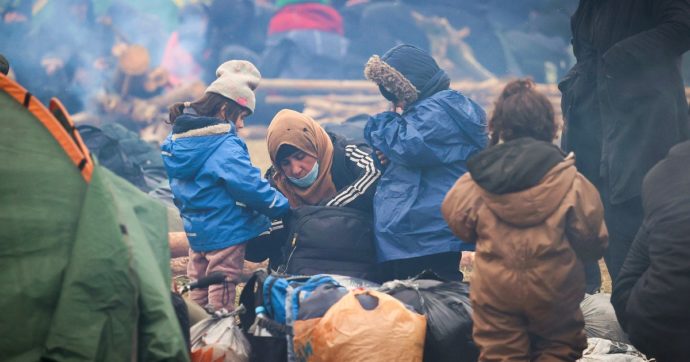 La Polonia accusa la Bielorussia: "Hanno portato i migranti al confine e aiutati a superare il filo spinato"