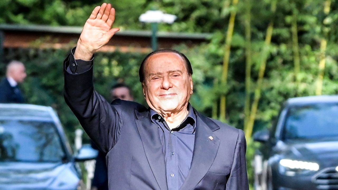 Berlusconi si agita per andare al Quirinale, il fastidio di La Russa: "Non siamo una caserma ma..."