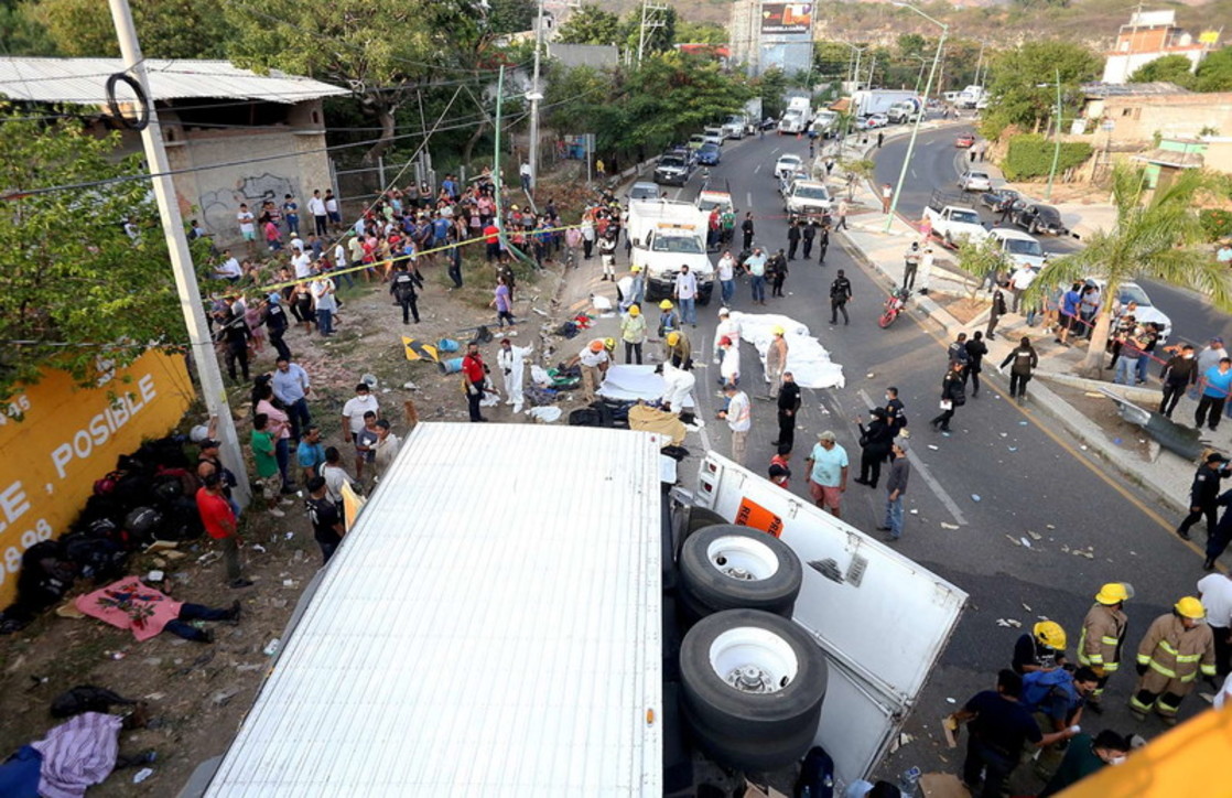 Strage di migranti in Messico: un camion carico di persone si ribalta causando 54 morti