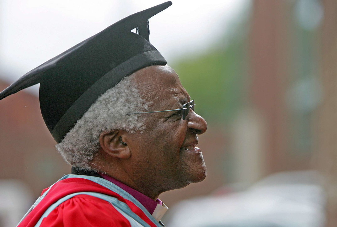 Storia di Desmond Tutu, l'arcivescovo eroe protagonista della resistenza al razzismo del Sudafrica 'bianco'