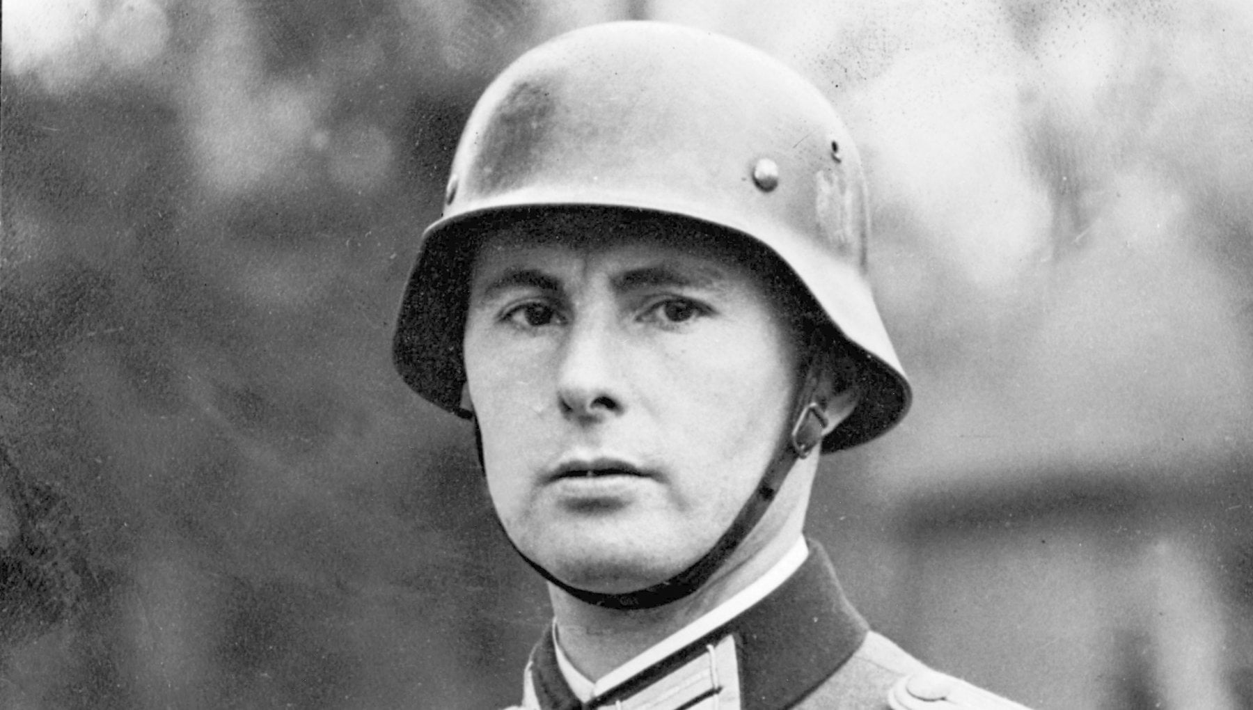 La foto del nazista Degrelle accanto a quella di Mattarella: bufera su un segretario comunale