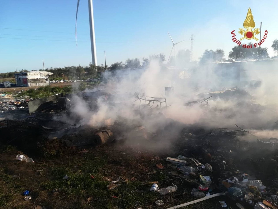 Campo nomadi va a fuoco nel Foggiano: muoiono due bambini di 4 e 2 anni