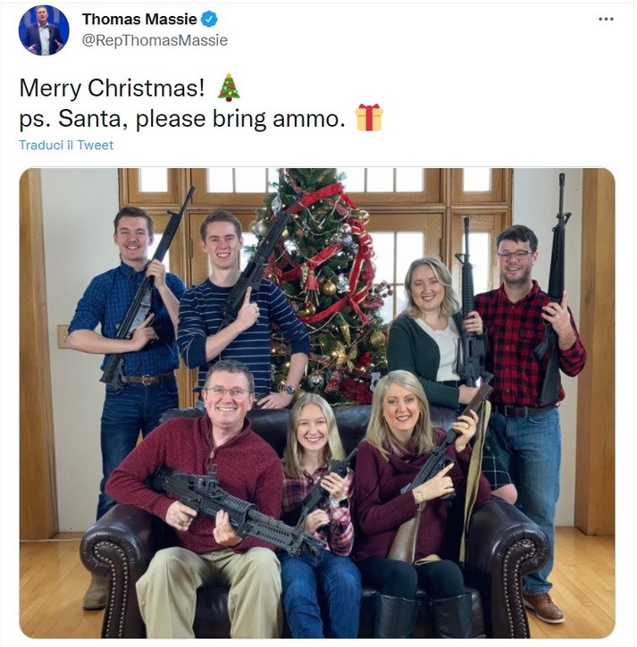 Il 'cristiano' seguace di Trump a Natale preferisce mitra e proiettili mentre odia i bisognosi" Il 'cristiano' seguace di Trump a Natale preferisce mitra e proiettili mentre odia i bisognosi"